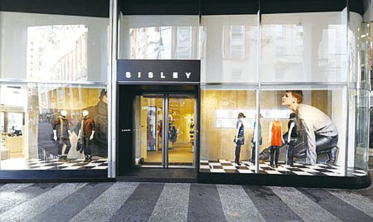 櫥窗LED透明屏價(jià)格多少錢？報(bào)價(jià)組成